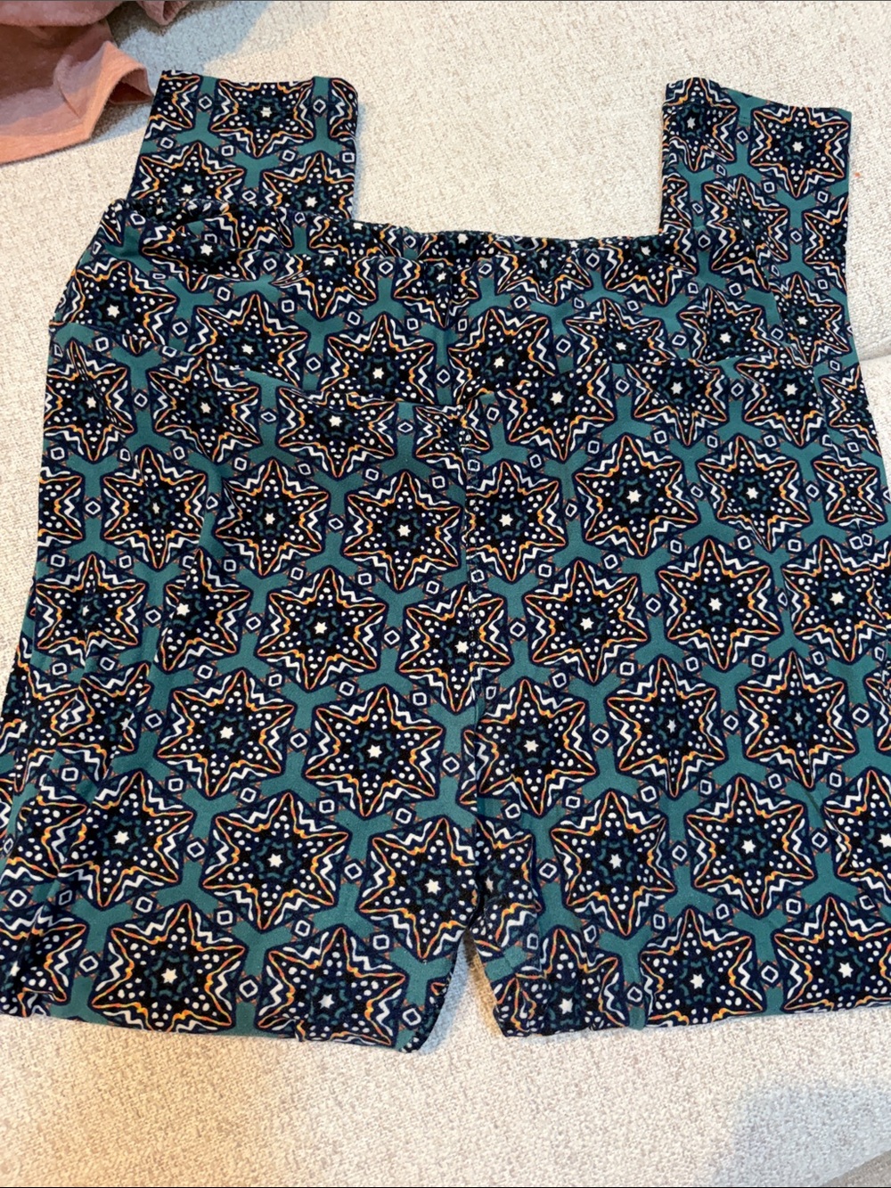 Bundle of EIGHT LuLaRoe TOPS AND LEGGINGS 💫💫 - Picture 12 of 12